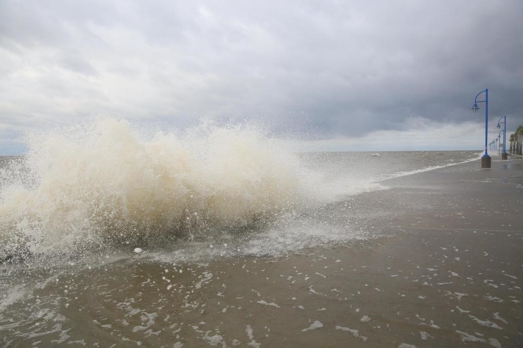 2020年9月15日，受颶風(fēng)“薩莉”影響，美國路易斯安那州新奧爾良的龐恰特雷恩湖巨浪拍岸。新華社發(fā)（魏蘭攝）