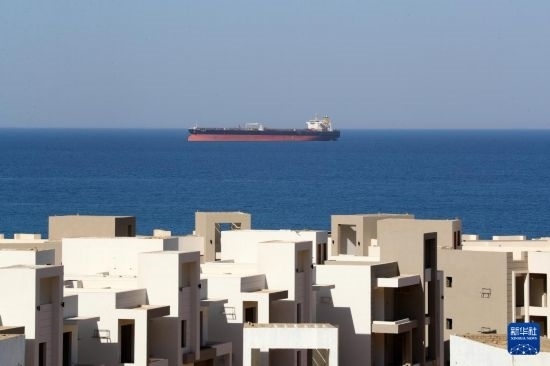 這是10月8日在埃及蘇伊士灣拍攝的行駛中的船只。新華社記者 隋先凱 攝