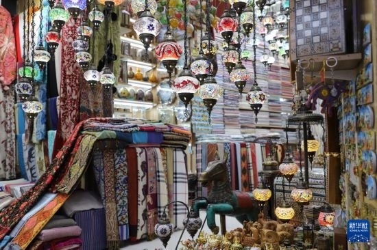 這是10月8日在阿曼首都馬斯喀特的穆特拉市集拍攝的一家店鋪。新華社記者 汪強 攝