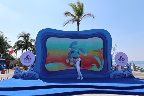 第12棒火炬手“點(diǎn)燃”現(xiàn)場(chǎng)大屏幕上運(yùn)動(dòng)會(huì)吉祥物“吉貝”手中的火炬。主辦方供圖