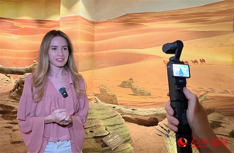 麗娜在吐魯番坎兒井源景區(qū)錄制視頻。人民網(wǎng)記者 曾書柔攝