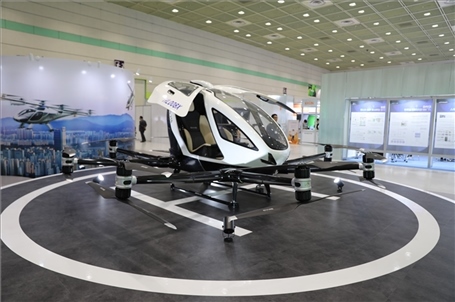 “智慧生活周”博覽會(huì)上展出的低空飛行器。人民網(wǎng)記者 莽九晨攝