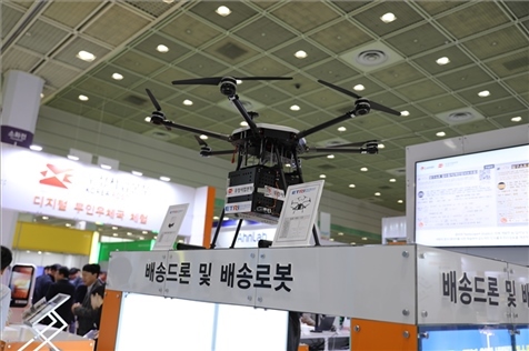 “智慧生活周”博覽會(huì)上展出的快遞無人機(jī)。人民網(wǎng)記者 莽九晨攝