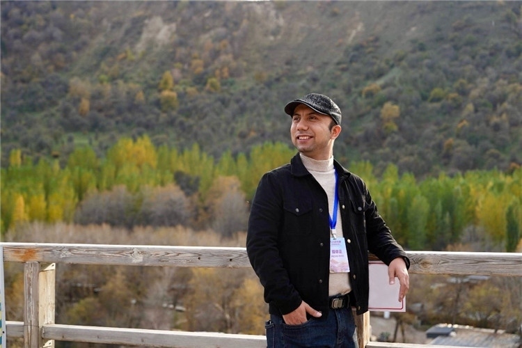 阿布德吾力參加“萬人說新疆”優(yōu)秀作者媒體行活動留影。受訪者供圖