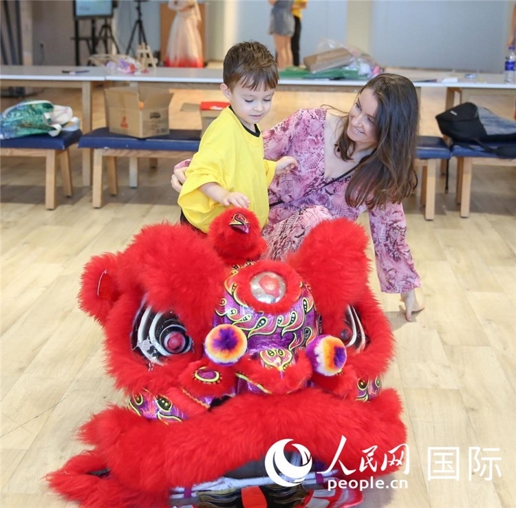 一名兒童在感受舞獅。人民網(wǎng)中東中心分社塔里克·易卜拉欣攝