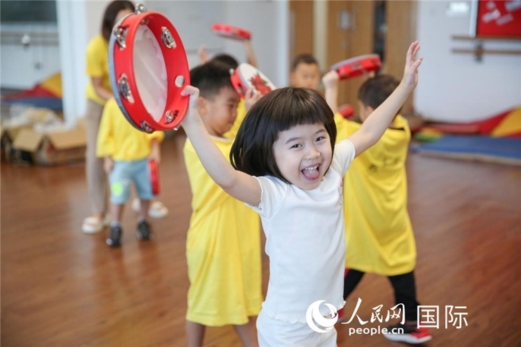 一名華裔兒童在參加音樂(lè)課程。人民網(wǎng)中東中心分社塔里克·易卜拉欣攝