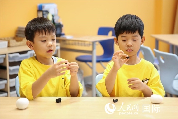 做手工。人民網(wǎng)中東中心分社塔里克·易卜拉欣攝