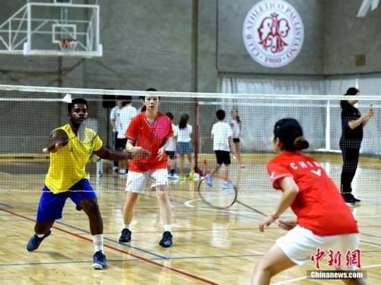 當(dāng)?shù)貢r(shí)間10月12日，巴西圣保羅，中國(guó)高校羽毛球代表團(tuán)和巴西羽毛球協(xié)會(huì)運(yùn)動(dòng)員切磋球技。 