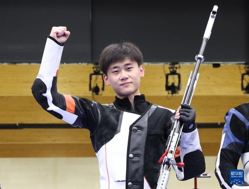 8月1日，在法國沙托魯舉行的巴黎奧運(yùn)會(huì)射擊男子50米步槍三姿決賽中，中國選手劉宇坤奪得冠軍。圖為劉宇坤在奪冠后慶祝。新華社記者 張帆 攝