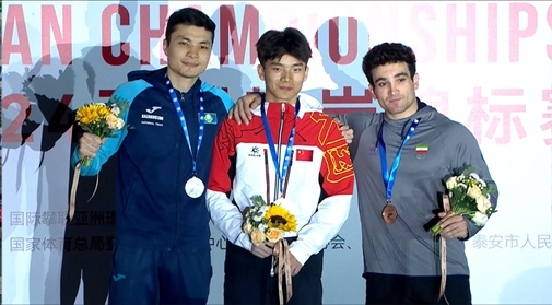 伍鵬（中）奪得男子速度項目冠軍。主辦方供圖