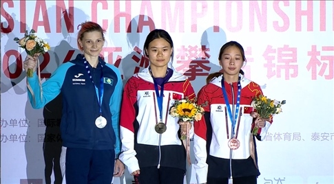 女子速度項目蒙世雪（中）奪冠，周婭菲（右）獲季軍。主辦方供圖