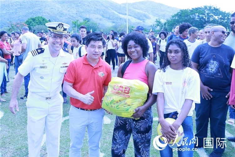 巴西中國浙江商會會長鄭俠茂向巴西貧困社區(qū)兒童及家庭捐贈基礎(chǔ)食品籃子和足球。人民網(wǎng)記者陳海琪 攝