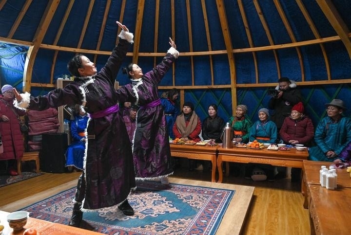 2023年12月21日，烏蘭牧騎隊員在內(nèi)蒙古阿其圖烏拉蘇木進(jìn)行舞蹈表演。