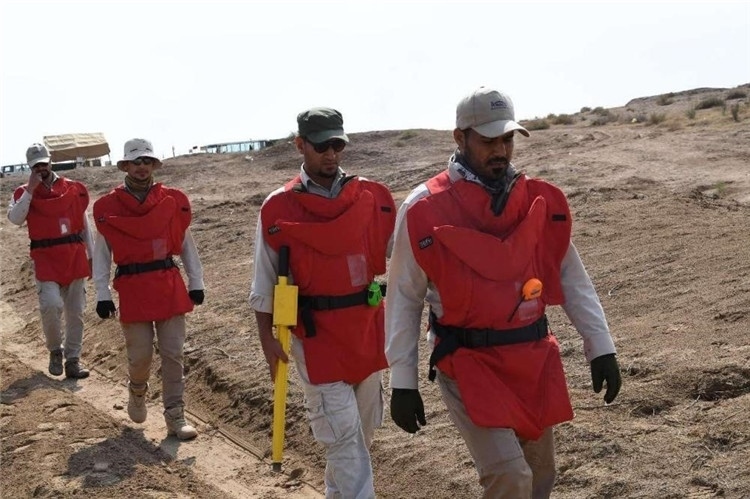 工作人員前往排雷。中國海油供圖