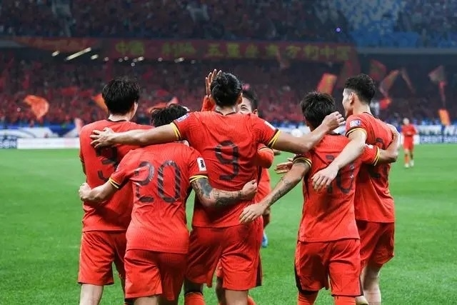 10月15日晚，張玉寧（9號）進球后與隊友擁抱慶祝。新華社記者 李紫恒攝