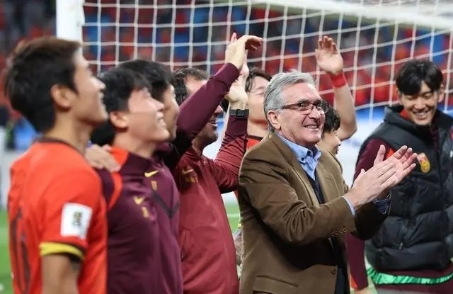 10月15日晚，國足主教練伊萬科維奇（前右）賽后向觀眾致意。新華社記者 胡星宇攝