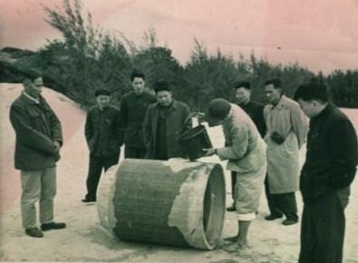 谷文昌（左一）與工程技術(shù)人員解決地下水供給（資料照片）。谷文昌帶領(lǐng)群眾修建了22座水庫和705處永久性水利工程，緩解了東山縣水資源極度缺乏的難題。