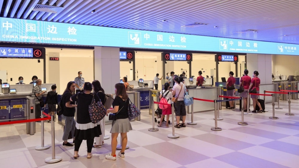 2023年7月26日，旅客在三亞鳳凰國(guó)際機(jī)場(chǎng)國(guó)際航站樓有序通關(guān)。三亞鳳凰國(guó)際機(jī)場(chǎng)國(guó)際航站樓改擴(kuò)建項(xiàng)目主體工程已于2023年7月1日完工并投入使用，該項(xiàng)目是海南自貿(mào)港首個(gè)主體工程完工并投入使用的封關(guān)運(yùn)作項(xiàng)目?！逗Ｄ献杂少Q(mào)易港建設(shè)總體方案》明確，海南將在2025年前適時(shí)啟動(dòng)全島封關(guān)運(yùn)作。