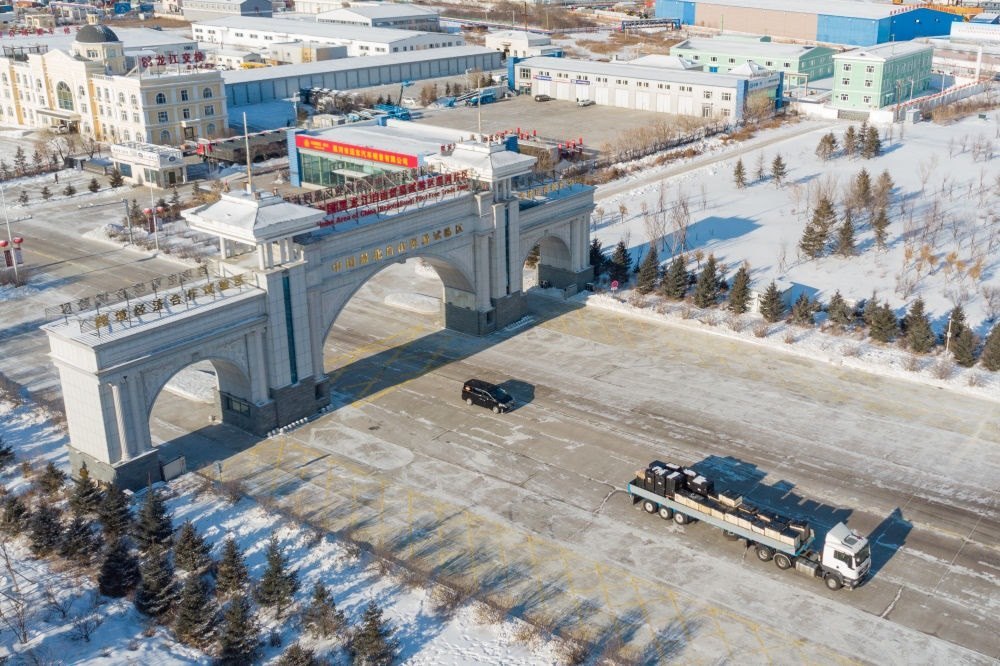 這是中國(guó)（黑龍江）自由貿(mào)易試驗(yàn)區(qū)黑河片區(qū)（2024年1月31日攝，無人機(jī)照片）。2023年，該自貿(mào)片區(qū)外貿(mào)進(jìn)出口總值達(dá)244.82億元，實(shí)現(xiàn)增幅56.9%，引進(jìn)外資企業(yè)16家，直接利用外資127.3萬美元，同比增長(zhǎng)27.3%。