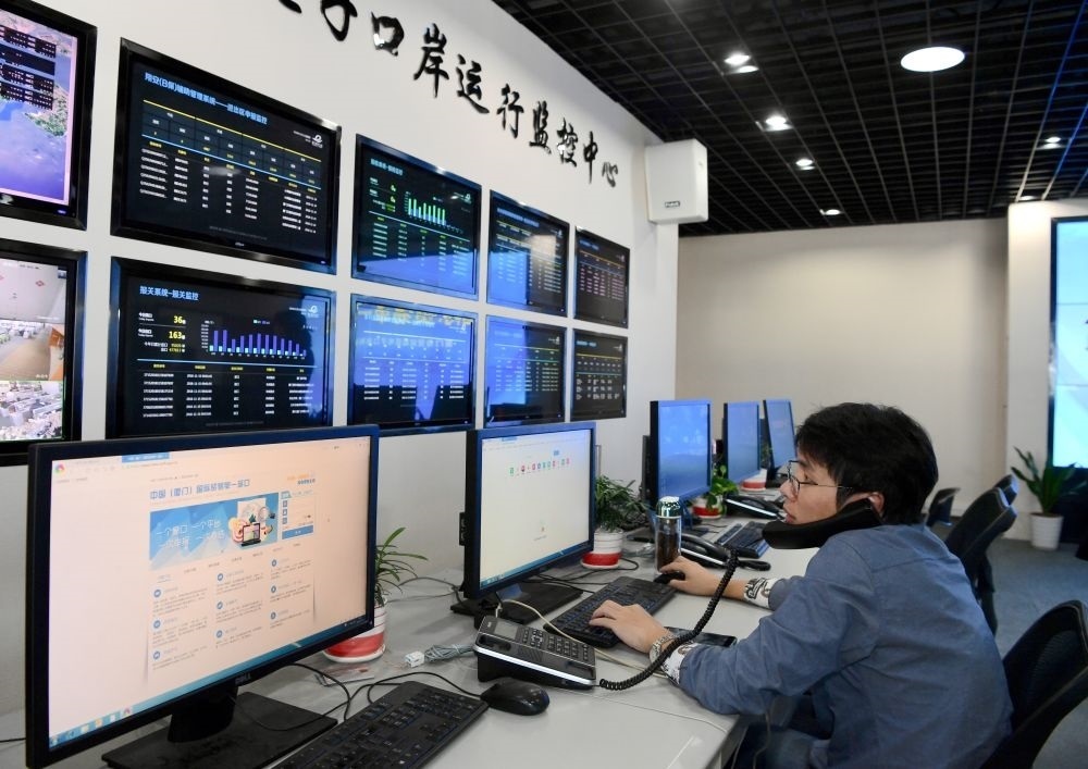 在中國(guó)（福建）自由貿(mào)易試驗(yàn)區(qū)廈門片區(qū)，國(guó)際貿(mào)易“單一窗口”工作人員在網(wǎng)上受理業(yè)務(wù)（2018年11月15日攝）?！皢我淮翱凇笔顷P(guān)檢等口岸部門、地方政府相關(guān)部門、金融機(jī)構(gòu)等共同參與的口岸管理共享平臺(tái)。貿(mào)易商能夠通過一個(gè)入口提交貨物進(jìn)出口或轉(zhuǎn)運(yùn)所需要的單證或電子數(shù)據(jù)，實(shí)現(xiàn)“一個(gè)平臺(tái)、一點(diǎn)接入、一次申報(bào)、一次辦結(jié)”。