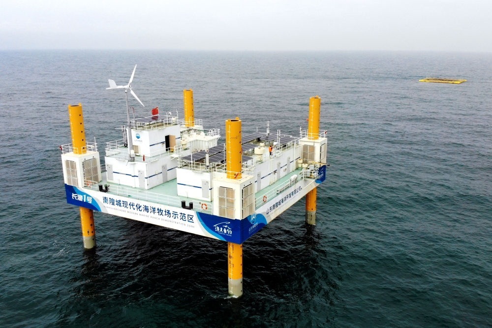 這是應(yīng)用5G技術(shù)的山東長(zhǎng)島綜合試驗(yàn)區(qū)南隍城國(guó)家級(jí)海洋牧場(chǎng)示范區(qū)海上平臺(tái)（2020年8月8日攝，無人機(jī)照片）。中國(guó)（山東）自由貿(mào)易試驗(yàn)區(qū)設(shè)立以來，一系列大膽試、大膽闖、自主改的政策逐步落實(shí)，制度創(chuàng)新打通堵點(diǎn)、釋放活力，成為深化對(duì)外開放、發(fā)展海洋經(jīng)濟(jì)的重要抓手。