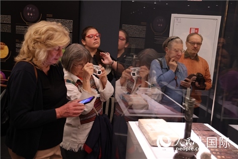 嘉賓參觀展覽。人民網(wǎng)記者禹麗敏 攝。