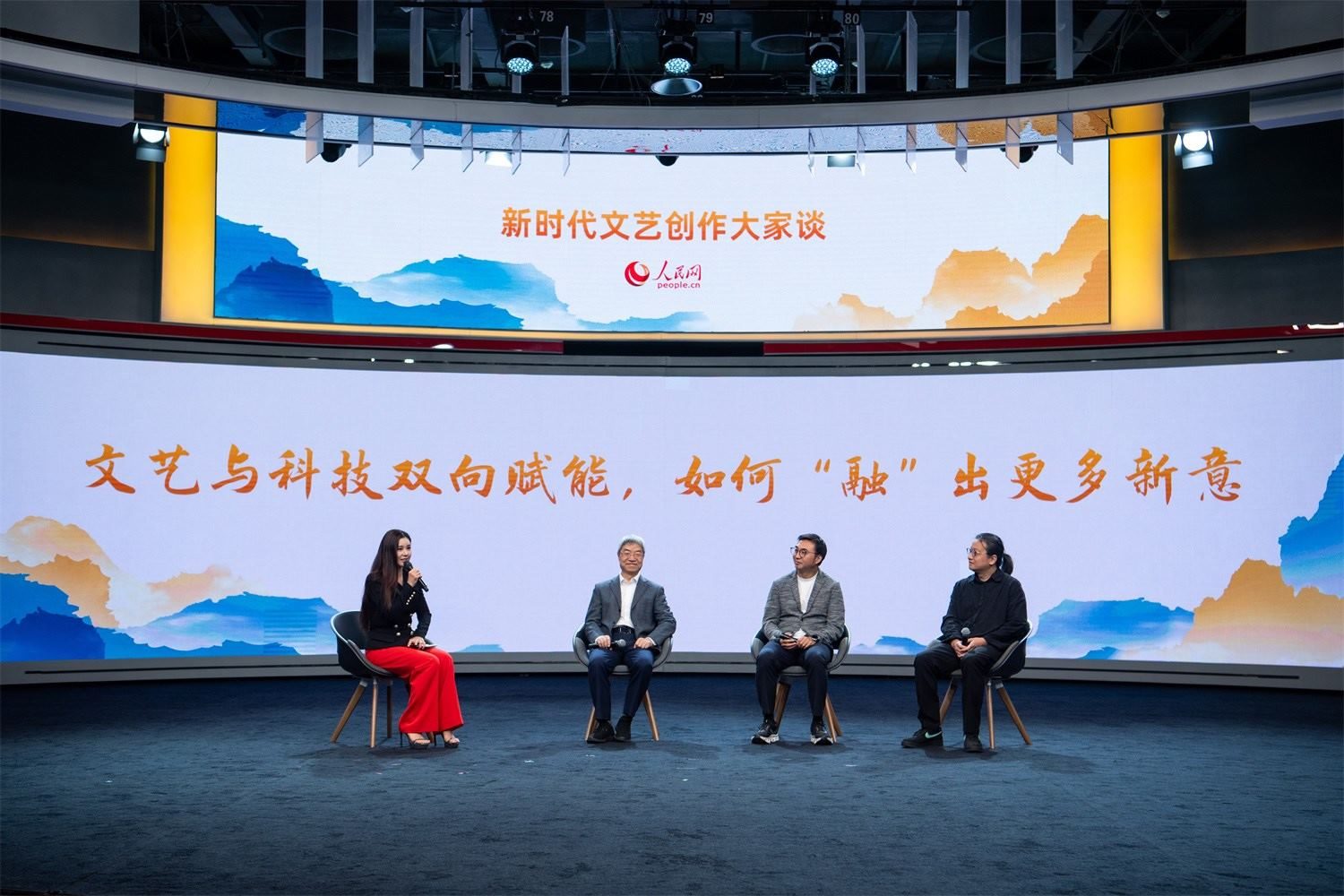 趙聲良、于洲、王志鷗與主持人李小萌對(duì)話。人民網(wǎng)記者 翁奇羽攝