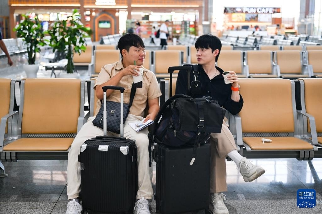 10月12日，在老撾萬象中老鐵路萬象站候車廳，兩名乘客在等候列車。新華社記者 程一恒 攝