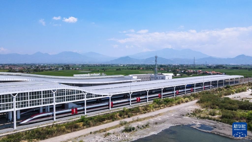 9月13日，在印度尼西亞萬隆德卡魯爾站，雅萬高鐵高速動車組列車停靠在站臺上（無人機(jī)照片）。新華社記者 徐欽 攝