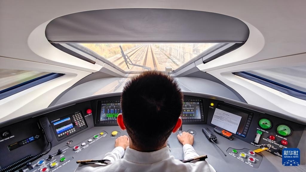 9月12日，司機(jī)駕駛高速動車組列車行駛在雅萬高鐵上（手機(jī)照片）。新華社記者 徐欽 攝