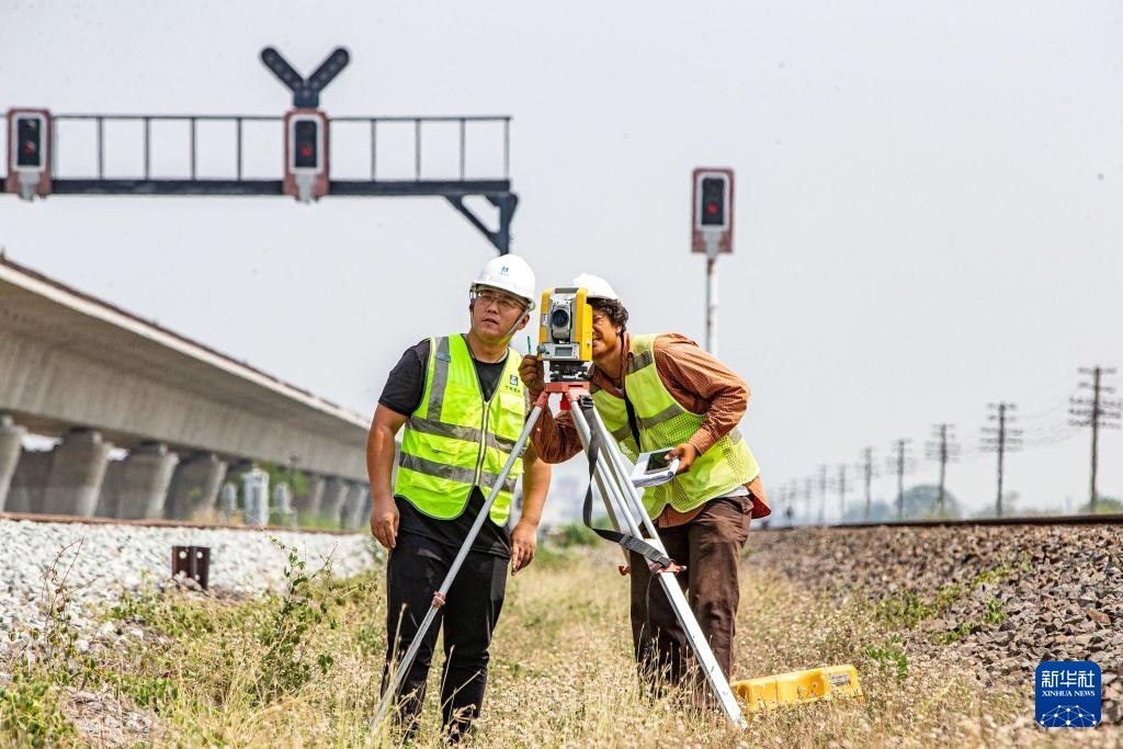 5月1日，在泰國大城府，中泰高鐵項(xiàng)目工作人員在施工現(xiàn)場勘查。新華社記者 王騰 攝