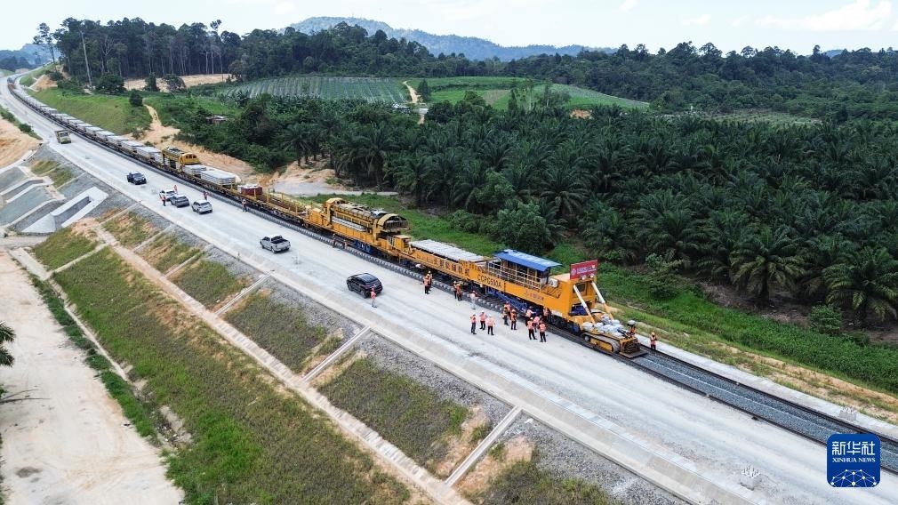 這是5月6日在馬來西亞彭亨州航拍的馬東鐵項(xiàng)目的鋪軌現(xiàn)場。新華社記者 程一恒 攝