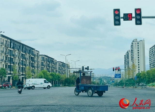 長富大道與文化中心東路三岔路口車輛混行（9月19日拍攝）。人民網(wǎng)記者 帥筠攝