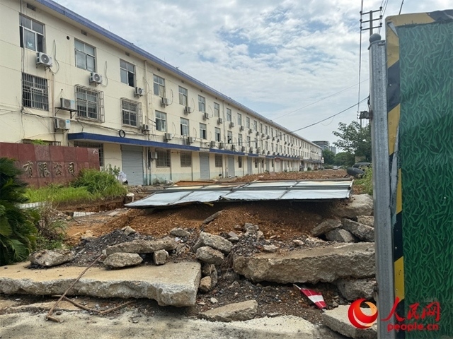 長富大道北側(cè)輔路在進行強電遷改項目。人民網(wǎng)記者 邱燁攝