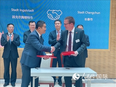 （10月16日，第十屆巴伐利亞中國日在慕尼黑舉行。圖為簽約儀式現(xiàn)場。人民網(wǎng)記者劉赫攝）