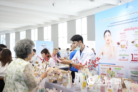 活動現(xiàn)場，泰國華僑中醫(yī)院工作人員向來訪者介紹養(yǎng)生產(chǎn)品。人民網(wǎng)記者楊一攝