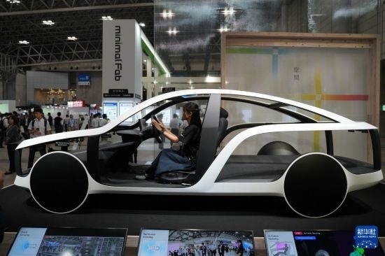 這是10月17日在日本千葉縣舉行的日本高新技術(shù)博覽會上拍攝的，索尼公司展示的概念車模型。新華社記者 錢錚 攝