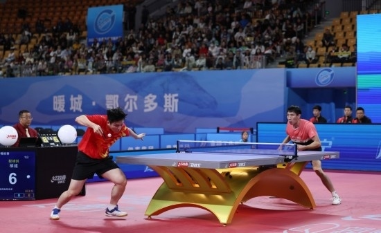 10月18日，上海隊(duì)選手樊振東（左）在單打比賽中發(fā)球。他3:2戰(zhàn)勝福建隊(duì)選手程靖淇。新華社記者 王楷焱 攝