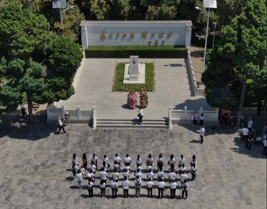 2021年6月24日，參觀者在位于河南省蘭考縣的焦裕祿紀念園瞻仰焦裕祿烈士墓（無人機照片）。新華社記者 李安 攝