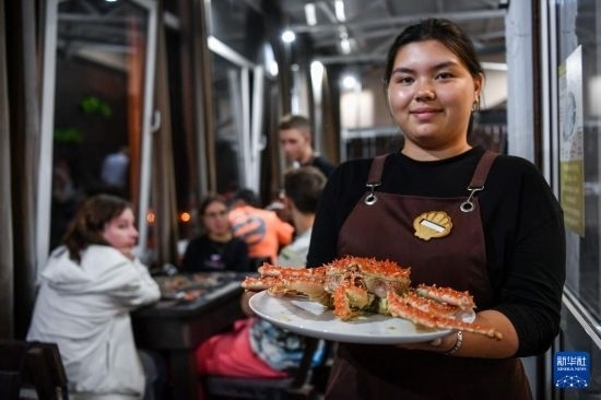 9月2日，俄羅斯符拉迪沃斯托克一家餐館的服務(wù)員在展示帝王蟹。新華社記者 曹陽(yáng) 攝