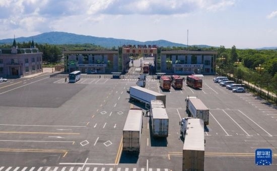 2019年6月22日，往返于中國(guó)和俄羅斯的貨車在中俄琿春口岸前排隊(duì)等待通關(guān)（無(wú)人機(jī)照片）。