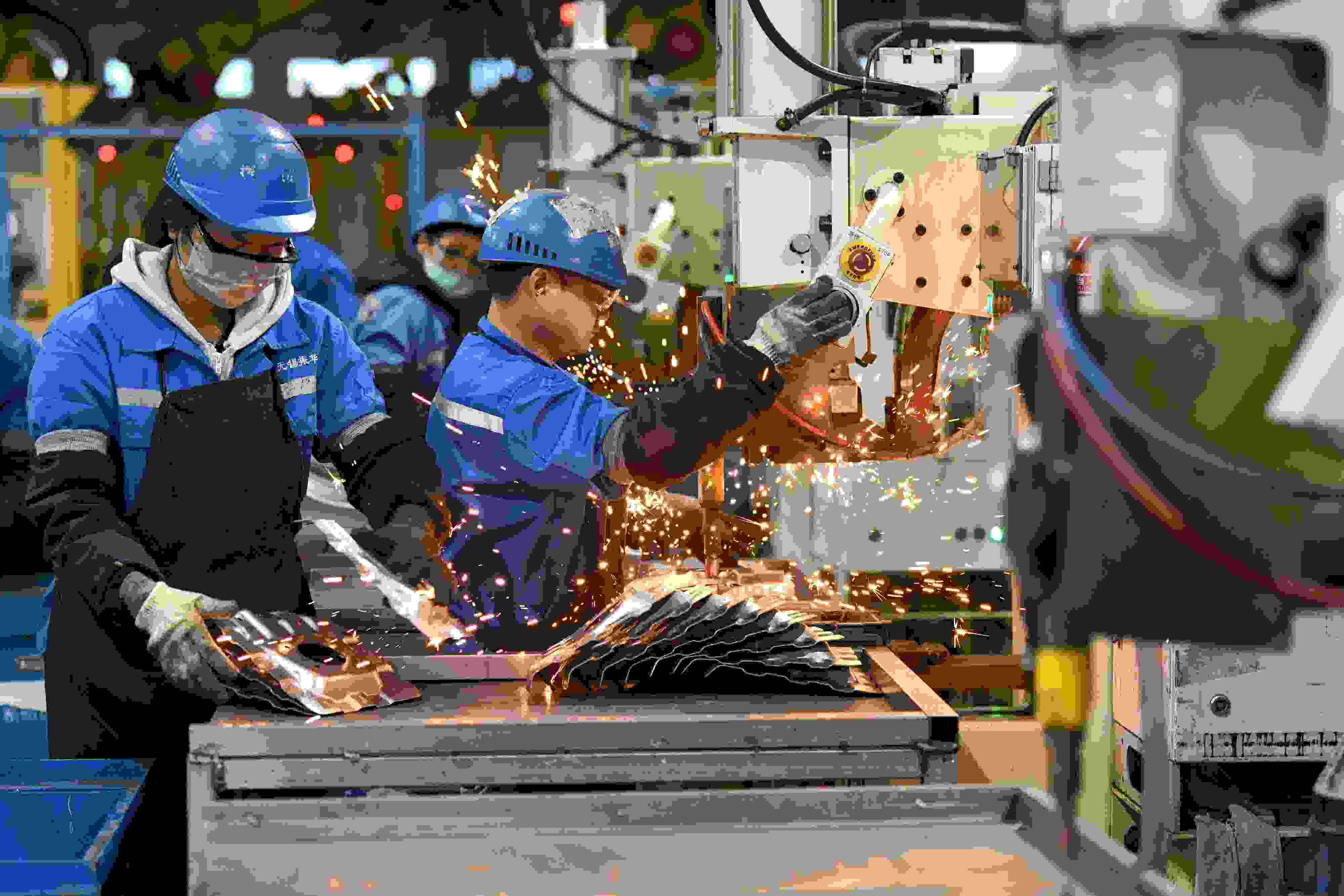 2023年2月7日，福建省寧德市蕉城區(qū)一家汽車零部件生產(chǎn)企業(yè)的生產(chǎn)線上一派繁忙景象。