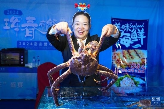 9月19日，在吉林省琿春市，商家在展示售賣的帝王蟹。新華社記者 許暢 攝