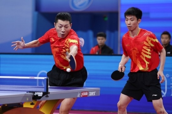 10月18日，上海隊(duì)組合許昕（左）/周愷在雙打比賽中。他們3:0戰(zhàn)勝福建隊(duì)組合曾蓓勛/陳俊菘。新華社記者 王楷焱 攝