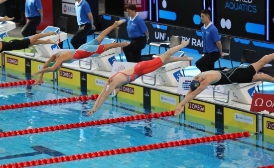 10月18日，中國選手張雨霏（右二）在女子50米自由泳預(yù)賽中出發(fā)。新華社記者 方喆 攝