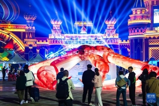 9月19日，游客在吉林省琿春市的2024琿春帝王蟹美食嘉年華現(xiàn)場(chǎng)游玩。新華社記者 許暢 攝