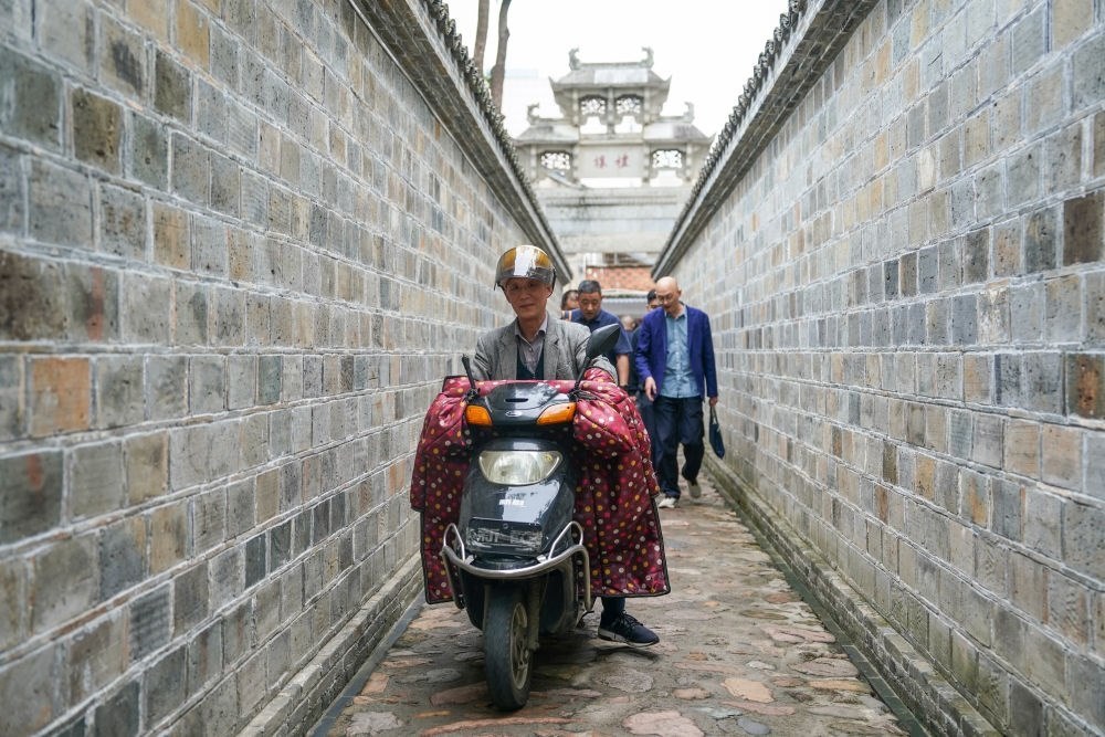 ↑市民在安徽省安慶市桐城市六尺巷通行。