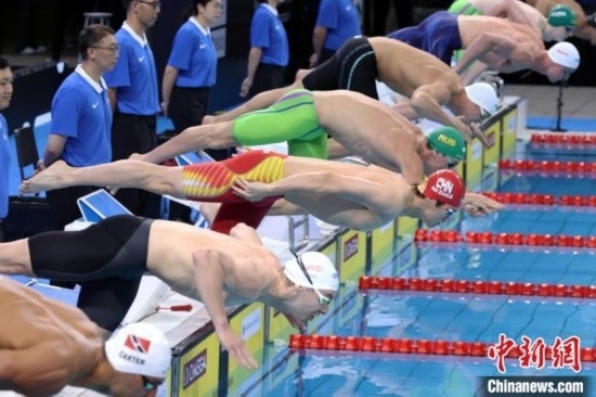 10月19日晚，2024年世界泳聯(lián)游泳世界杯上海站結(jié)束第二個(gè)比賽日的爭(zhēng)奪。圖為中國(guó)選手潘展樂(lè)(左三)在男子100米自由泳決賽中。 中新社記者 湯彥俊 攝