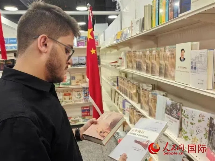 第二十三屆約旦安曼國際書展于10月10日至19日在約旦展覽中心舉行，約旦政府和民間各界人士在中國展臺翻閱圖書，熱烈交流互動，感受中華文化之美。人民網(wǎng)記者 李瀟攝