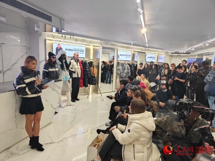 英國時(shí)尚博主分享自己的穿搭心得。人民網(wǎng)記者 邢雪攝